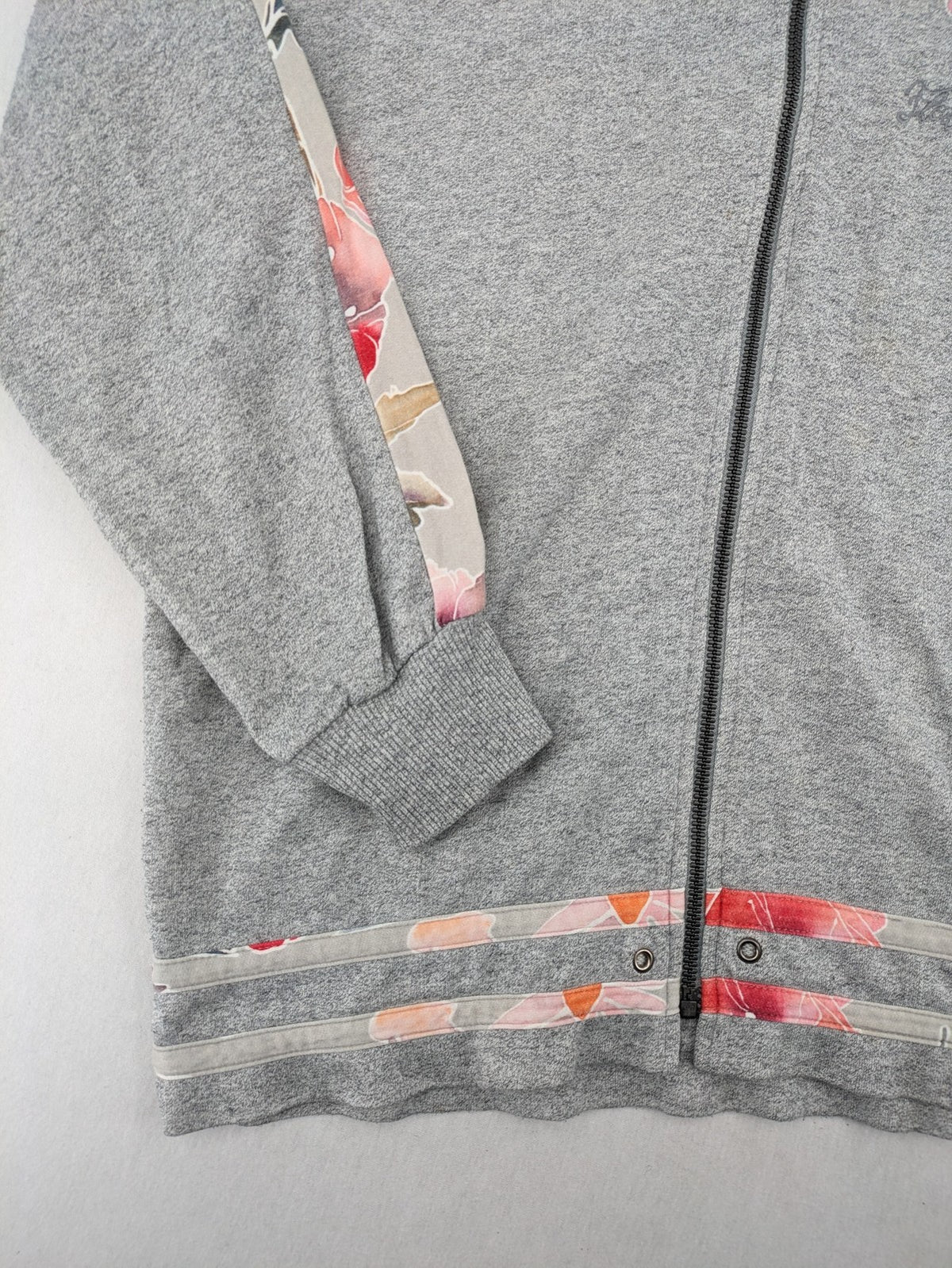 Stautz vintage jacket grey floral pattern with embroidered details and zip closure.