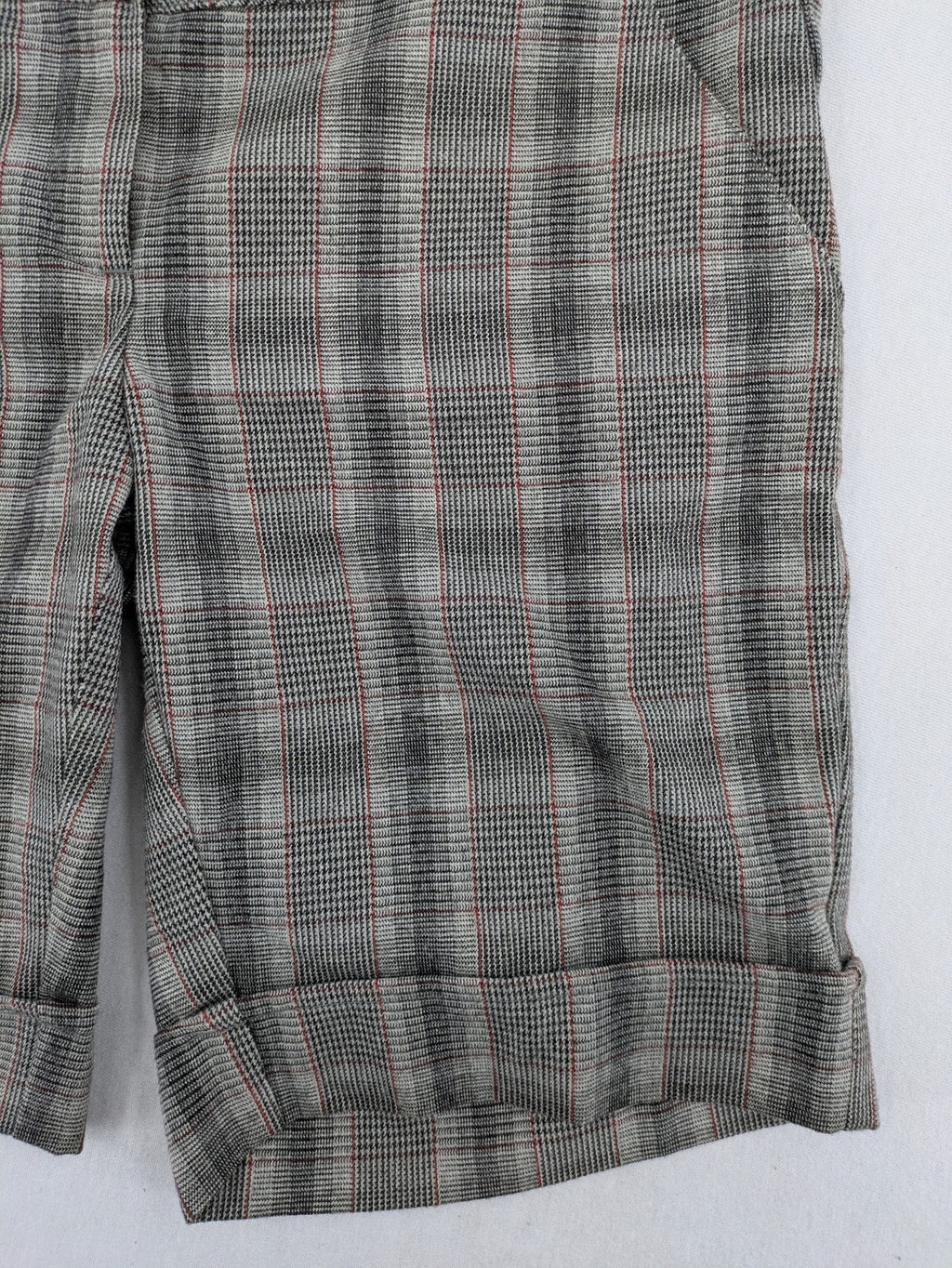 Lindex grey checkered bermuda shorts with red accents, high waist, decorative button detail.