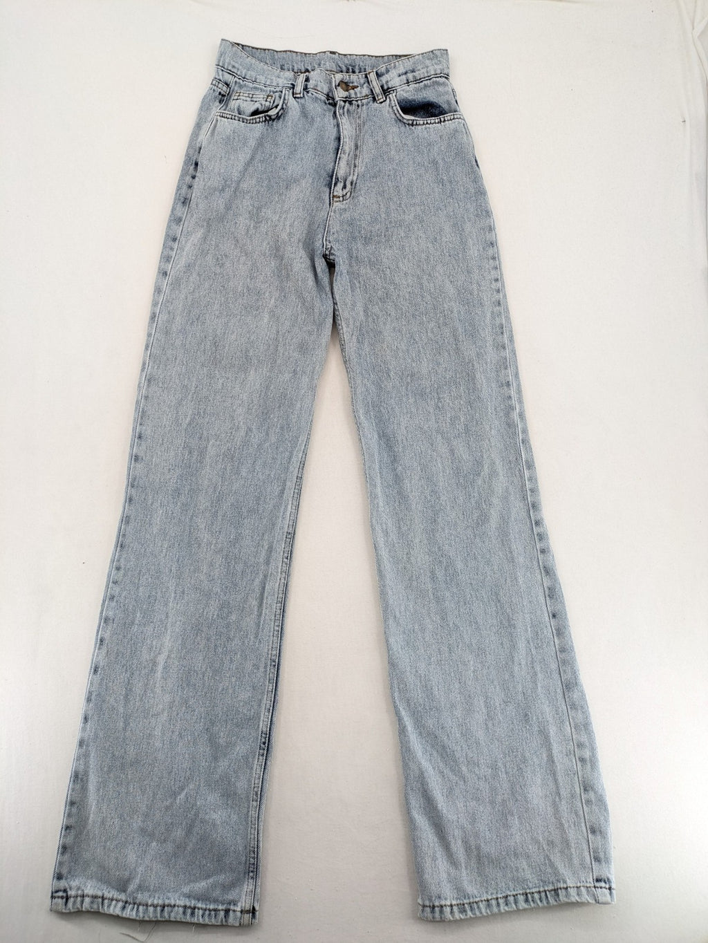 Damen straight jeans hellblau, High Waist, klassisches 5-Pocket-Design, entspannte Passform.