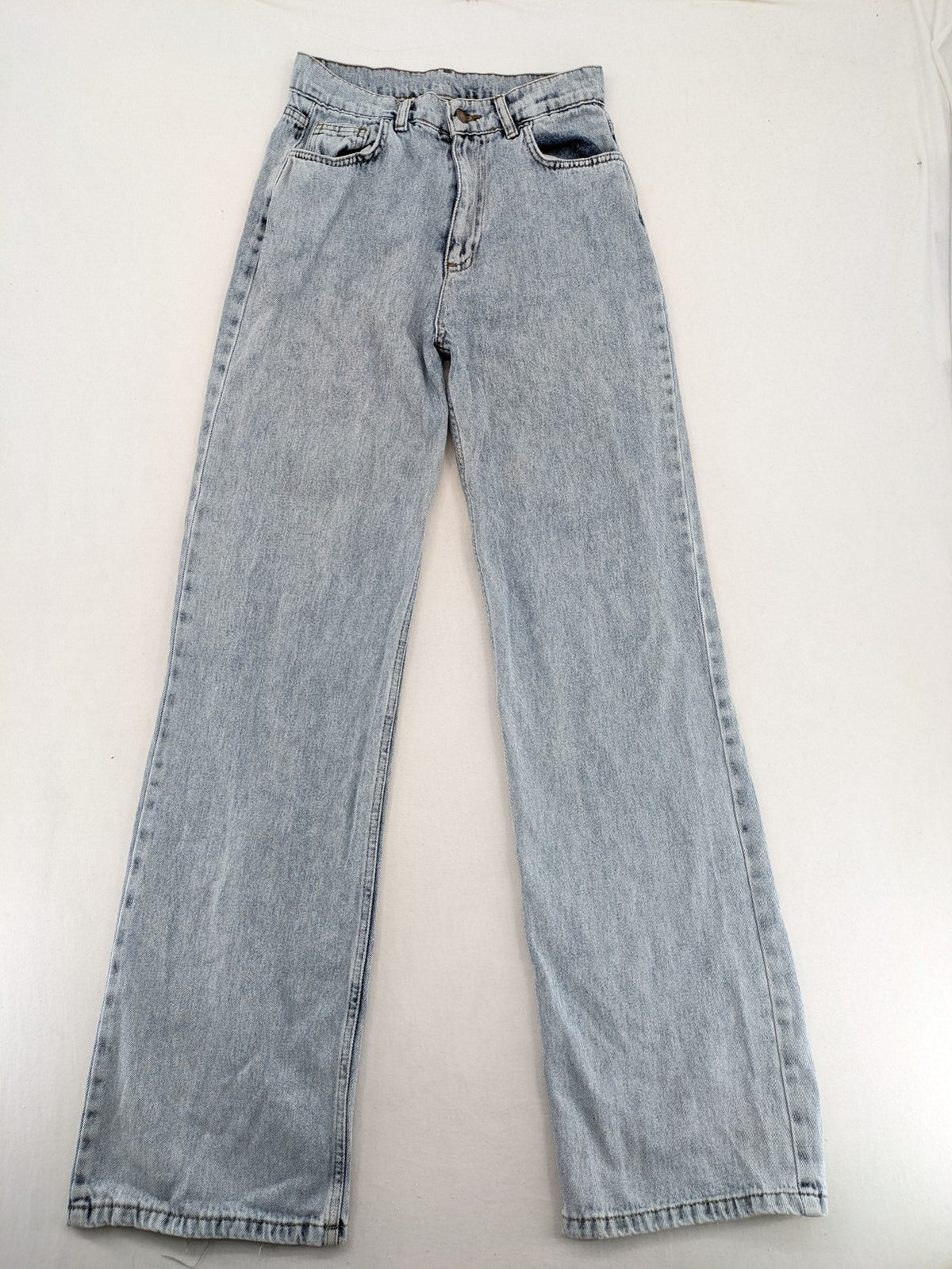 Damen straight jeans hellblau, High Waist, klassisches 5-Pocket-Design, entspannte Passform.