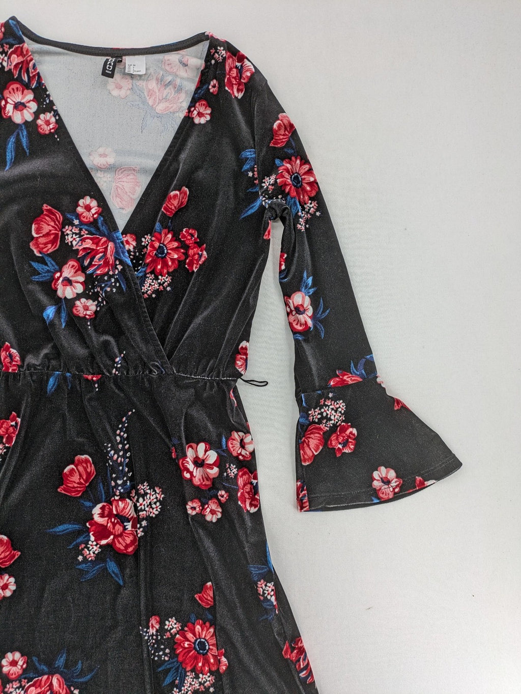 H&M Divided multi floral velvet dress V-neck bell sleeves soft stretch material