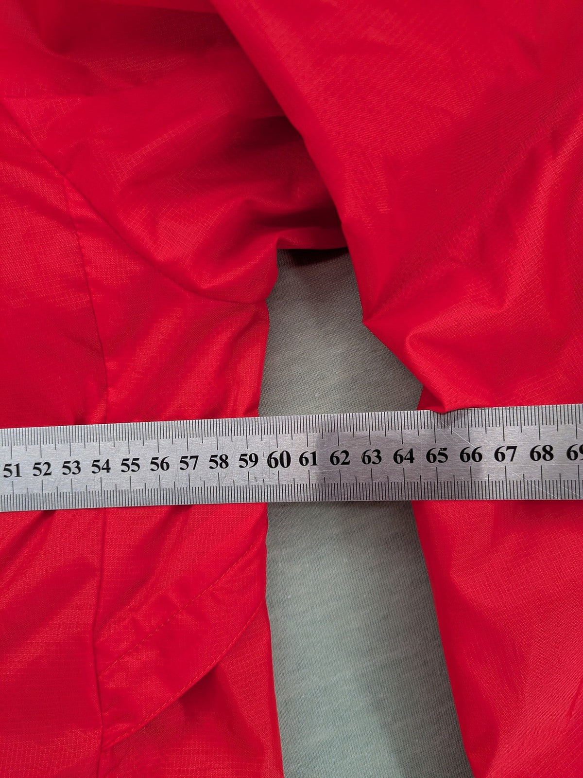 Puma red windbreaker jacket full zip with iconic logo and breathable mesh lining.