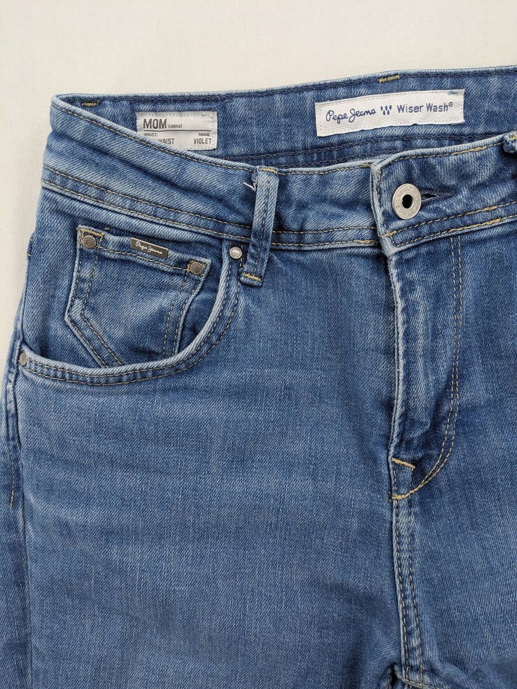 Pepe Jeans blue mom fit jeans high waist with Wiser Wash technology and carrot cut.
