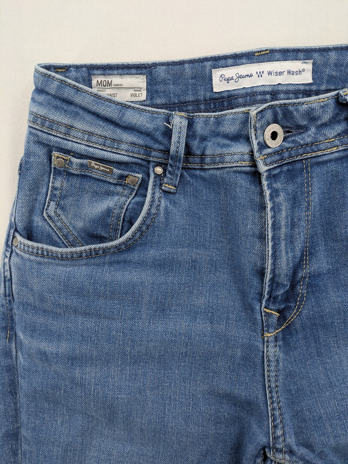 Pepe Jeans blue mom fit jeans high waist with Wiser Wash technology and carrot cut.