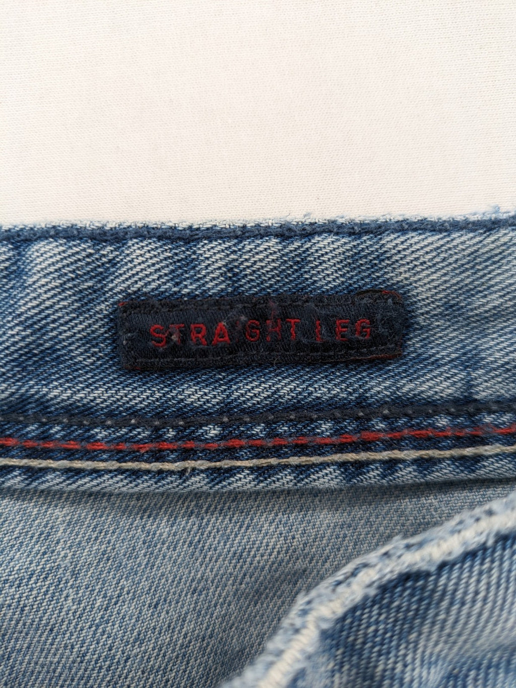 Angelo Litrico blue straight jeans with classic 5-pocket design and button closure.