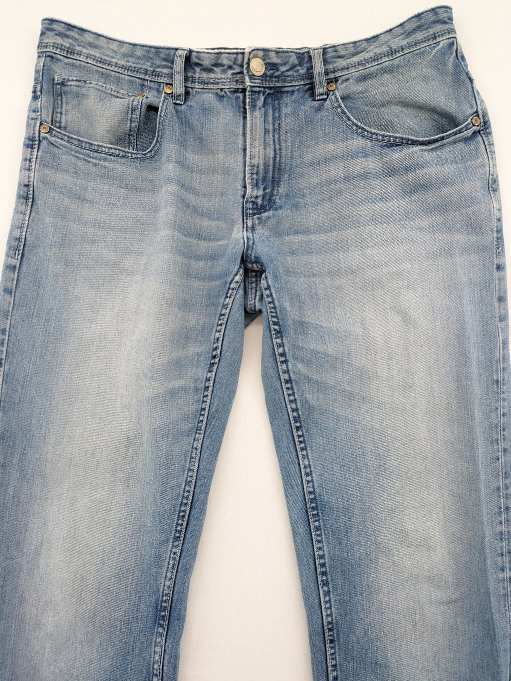 Angelo Litrico blue straight jeans with classic 5-pocket design and button closure.