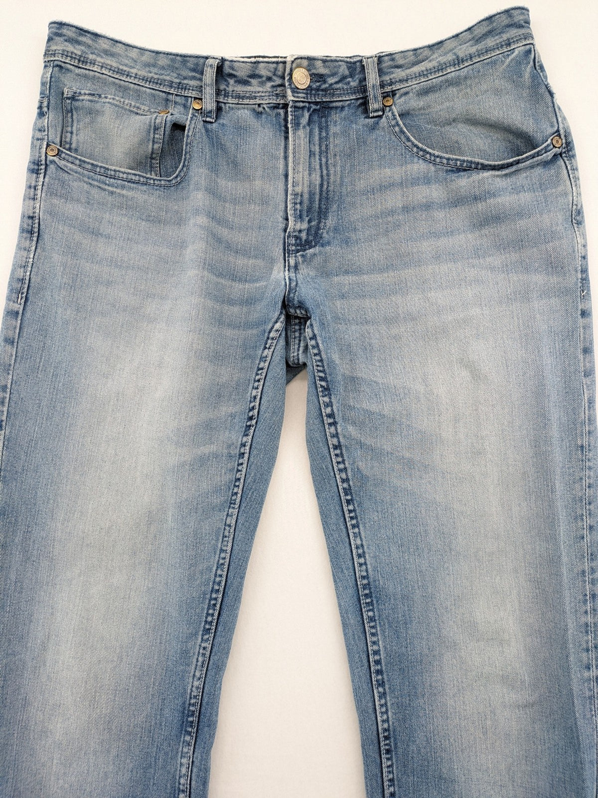 Angelo Litrico blue straight jeans with classic 5-pocket design and button closure.