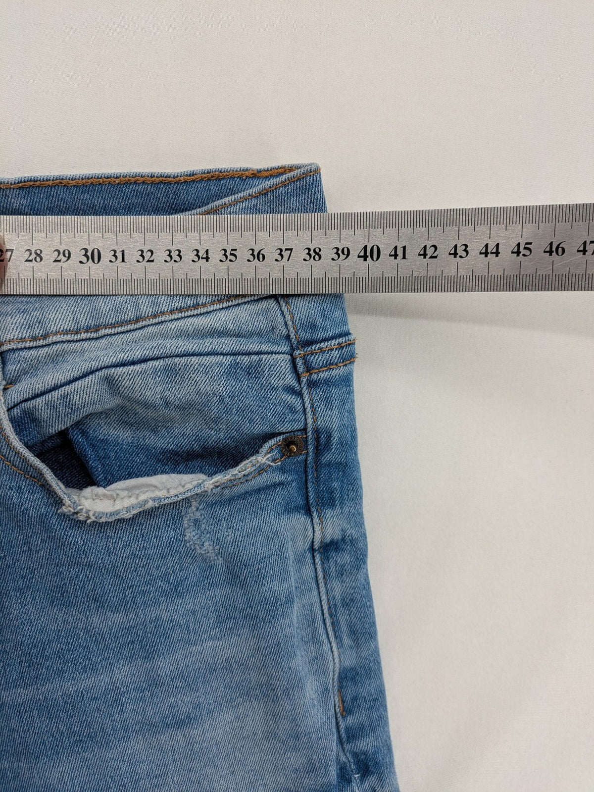 Pull&Bear blue carrot fit jeans with distressed knees and frayed hems.