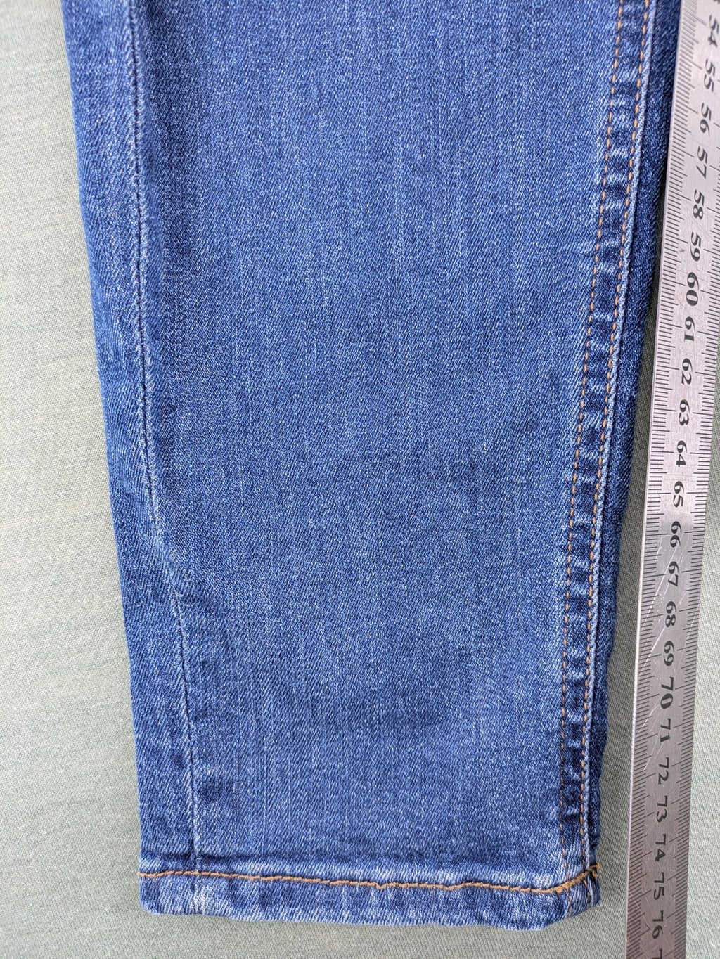 Q/S blue superslim fit jeans with classic 5-pocket style and zipper detail.