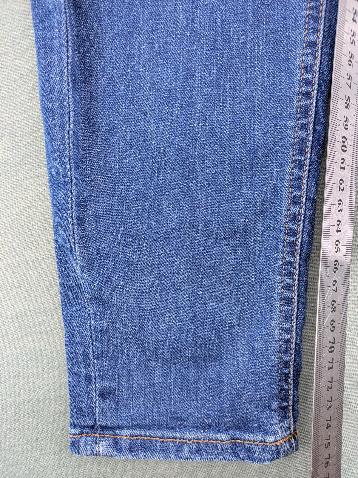 Q/S blue superslim fit jeans with classic 5-pocket style and zipper detail.