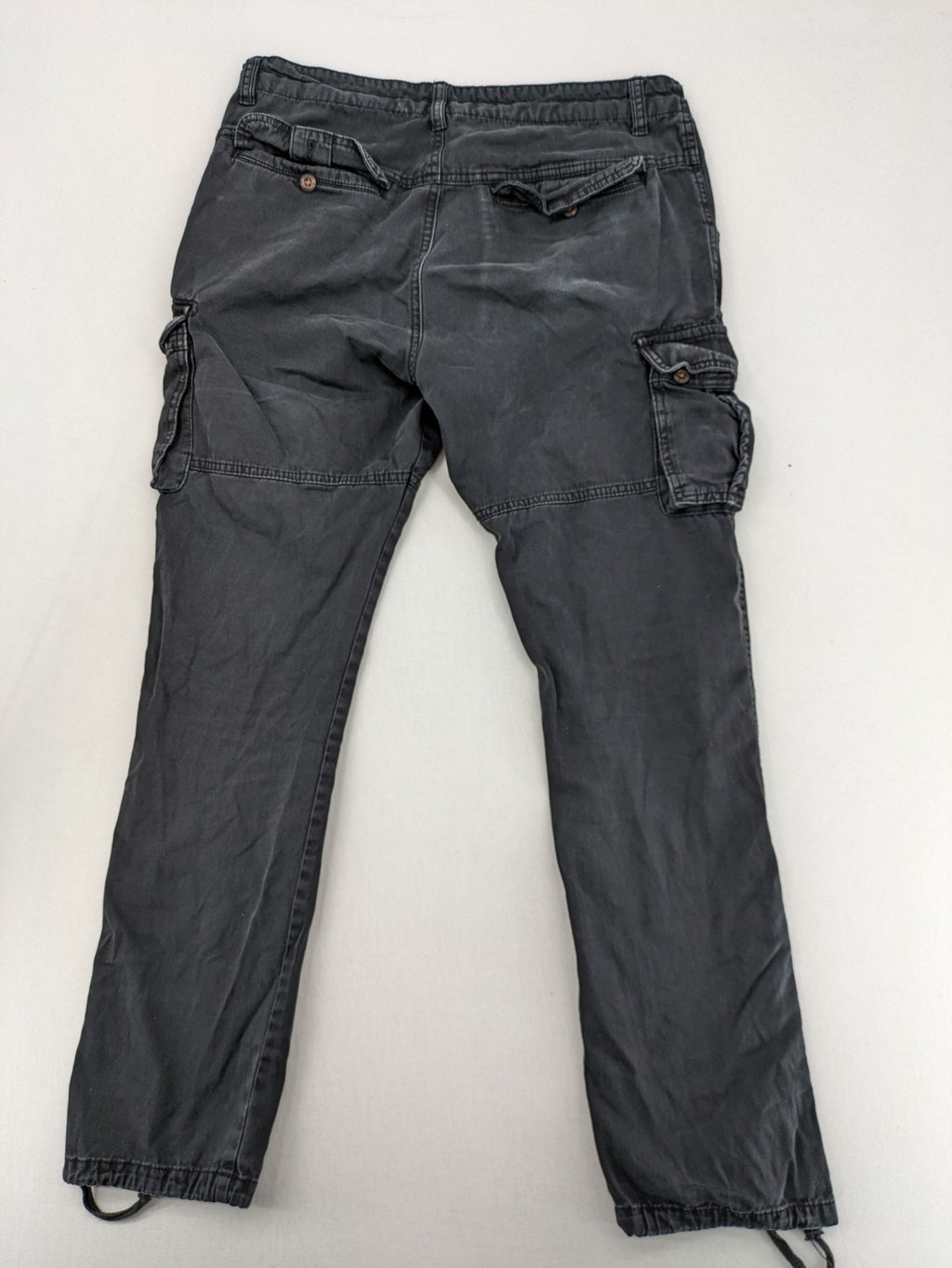 Indicode grey cargo pants with multiple pockets and durable cotton material.