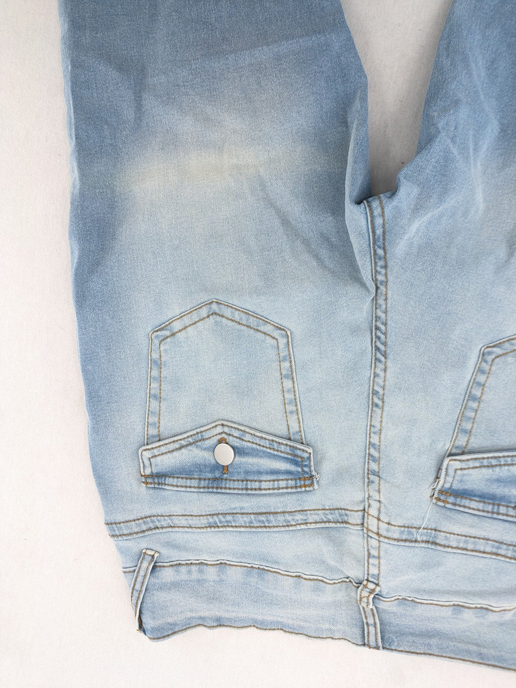 Straight Leg blue straight jeans high waist with unique double button closure.