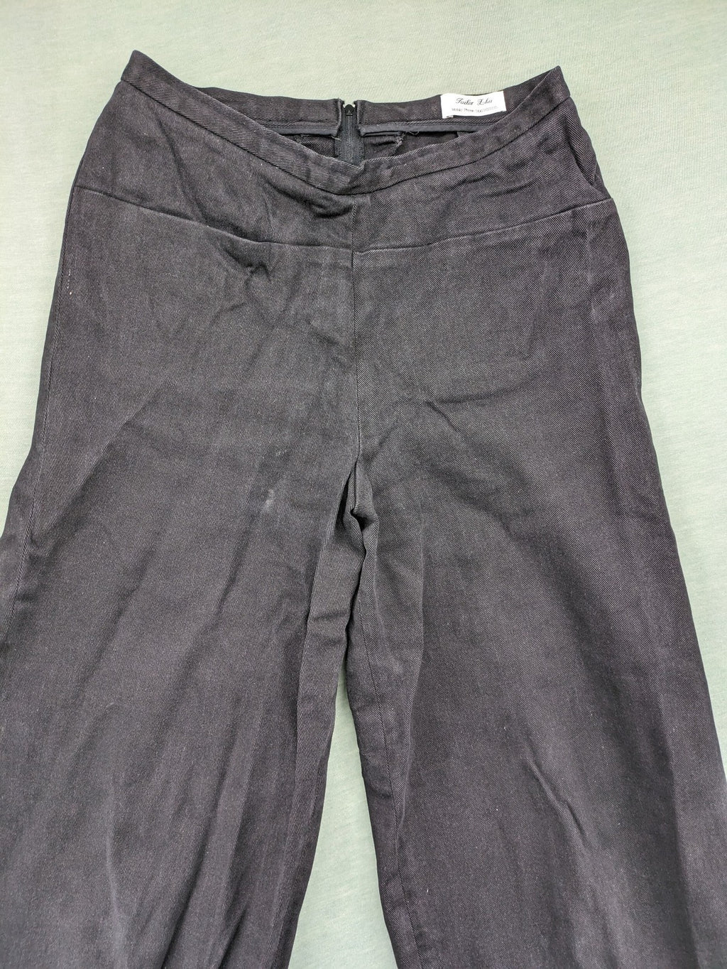 Tailor black culotte pants high waist wide leg with discreet back zipper.