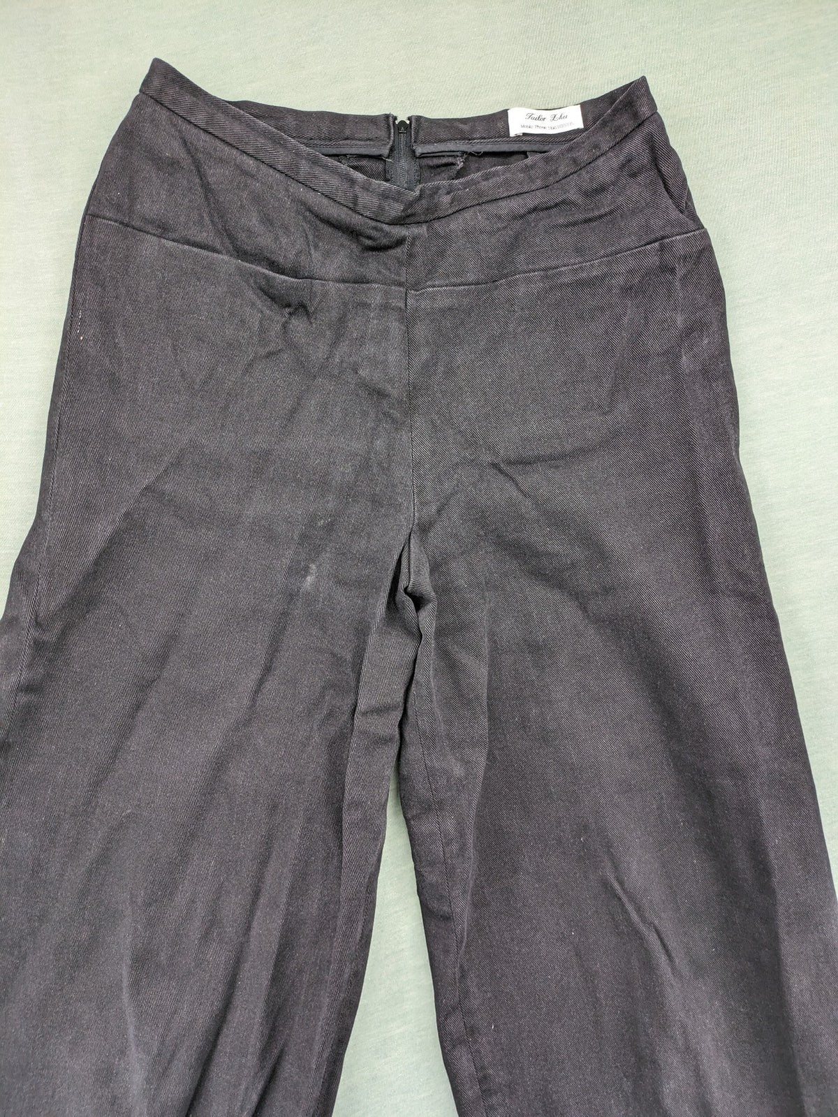 Tailor black culotte pants high waist wide leg with discreet back zipper.