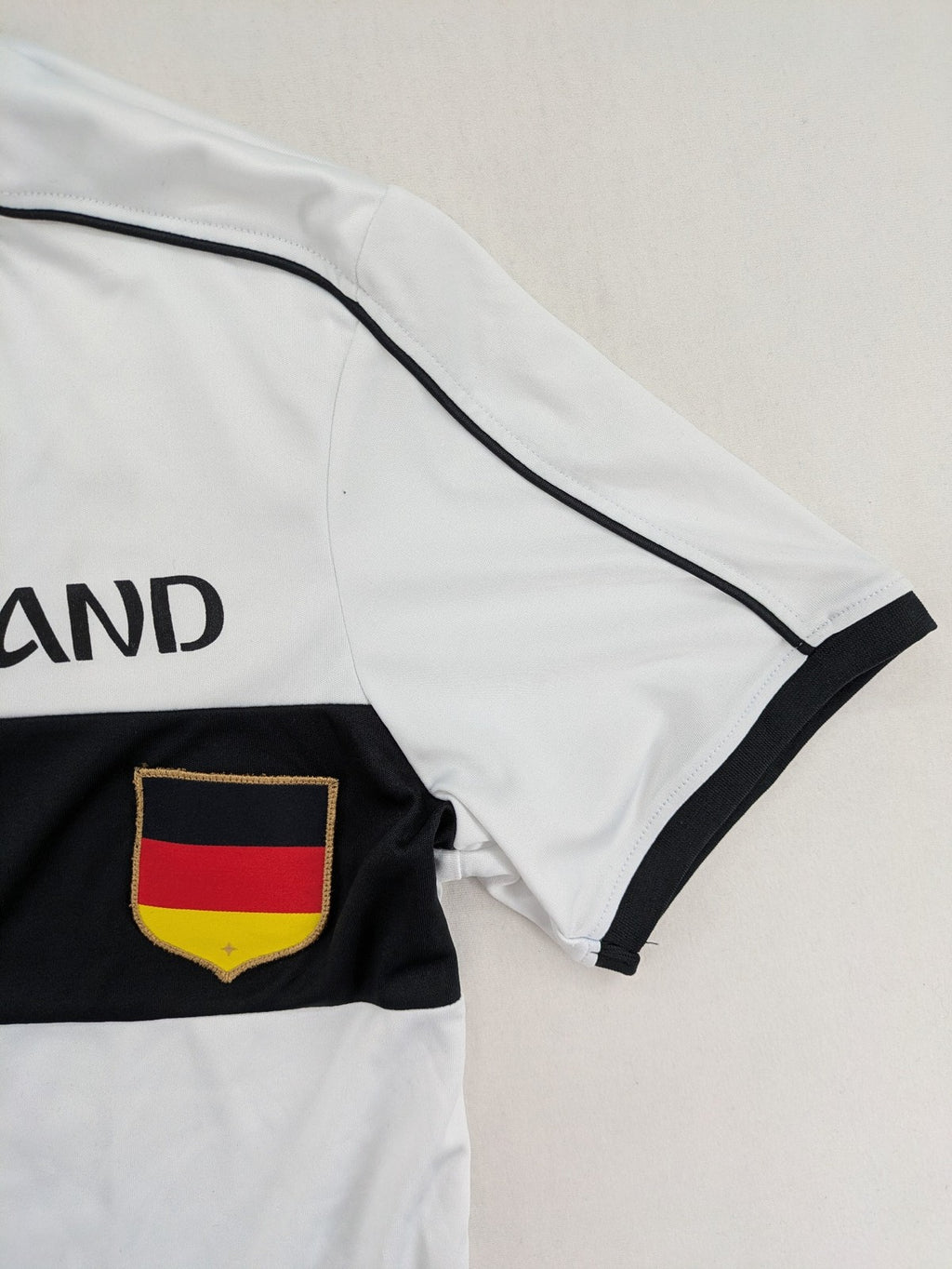 Deutschland FIFA WM 2018 Trikot weiß mit gesticktem Wappen und Nummer 10.