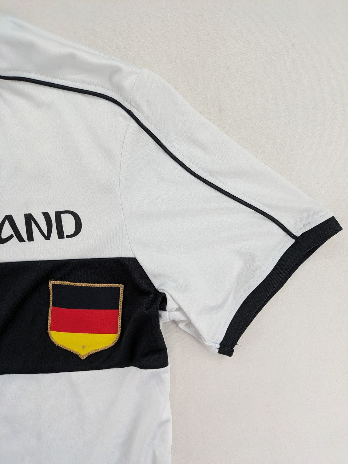 Deutschland FIFA WM 2018 Trikot weiß mit gesticktem Wappen und Nummer 10.