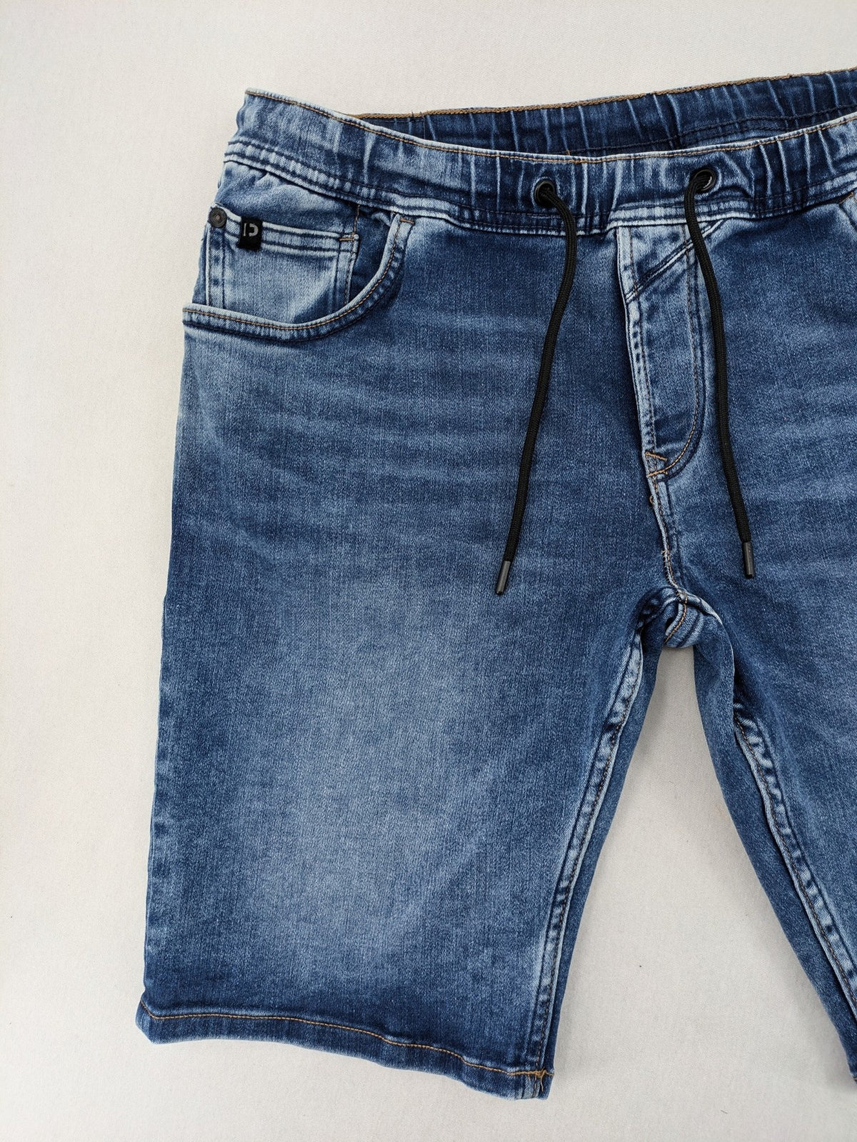 Tom Tailor Denim blue bicycle shorts with elastic waistband and functional drawstring, classic five-pocket style.