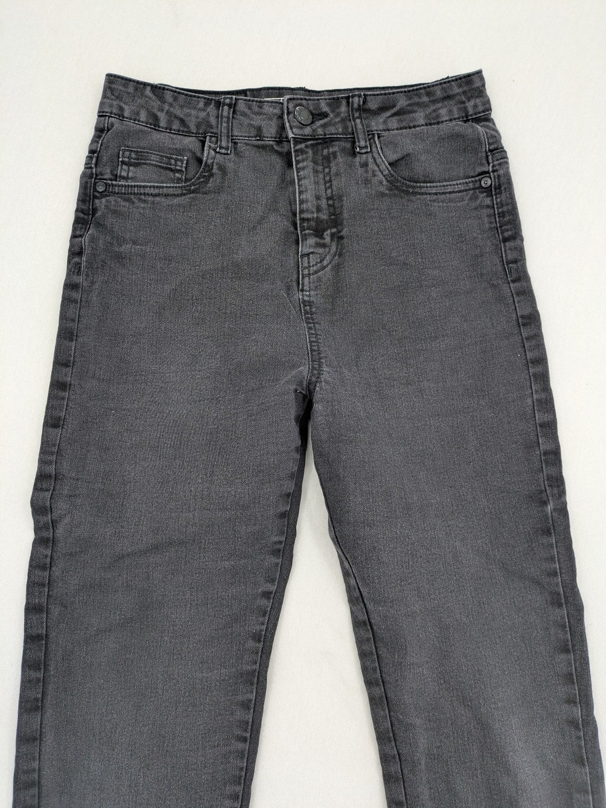 Noisy May grey skinny jeans with classic 5-pocket design and button closure.