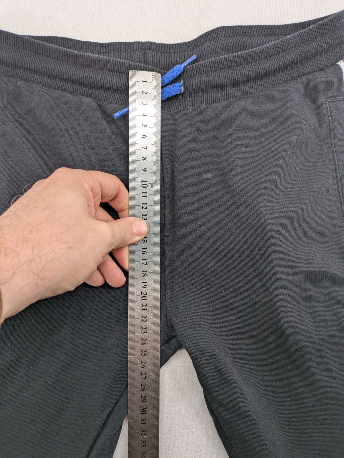 Baumwolle black pants with PlayStation logo tape, elastic waistband, cotton material.