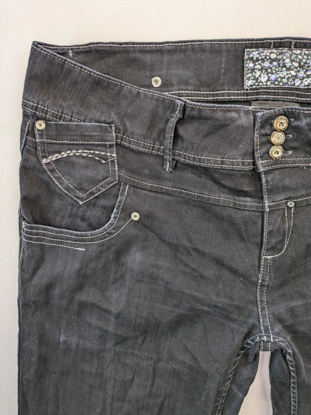 Okay grey straight jeans with contrast stitching and three-button closure, cotton stretch material.