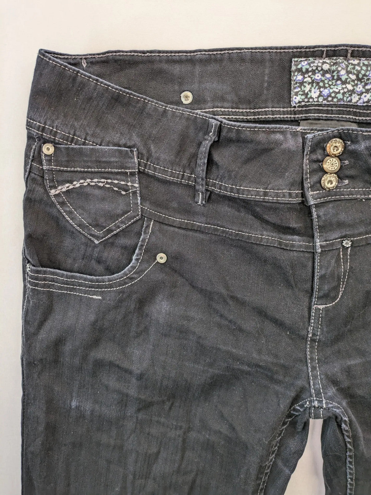 Okay grey straight jeans with contrast stitching and three-button closure, cotton stretch material.