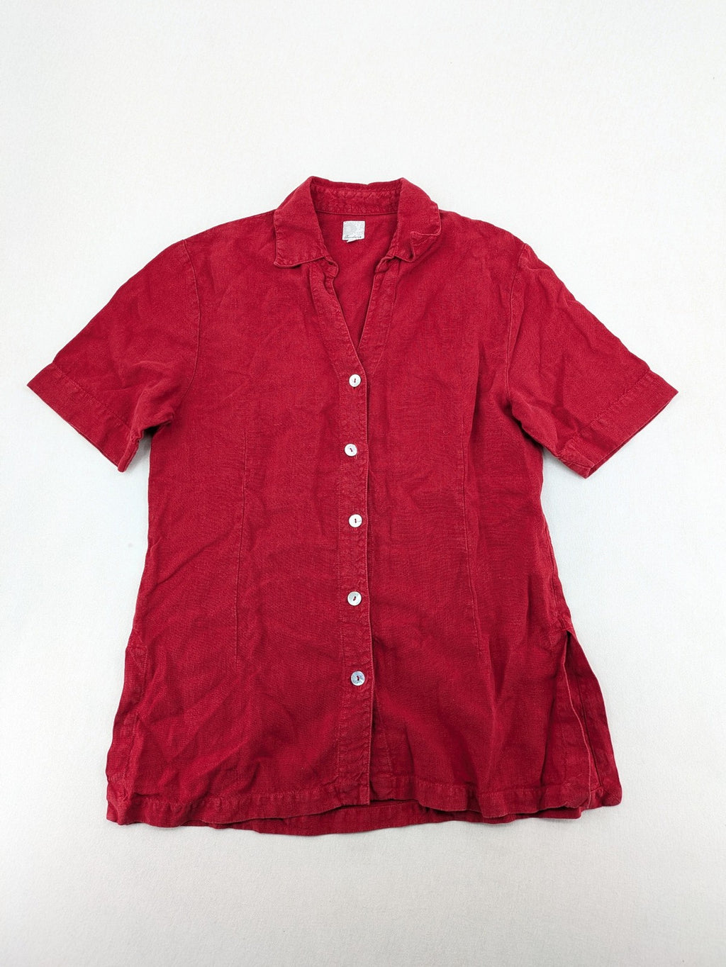 Deerberg red short-sleeve linen blouse with collar, button placket, and side slits.