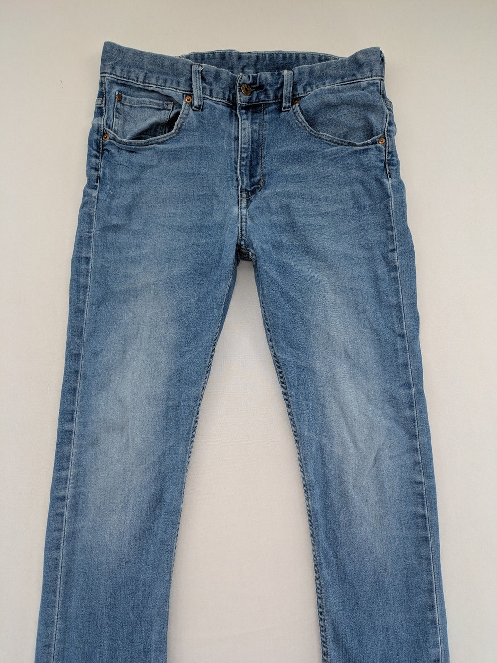 H&M blue skinny fit jeans with classic 5-pocket design and stretch cotton material.