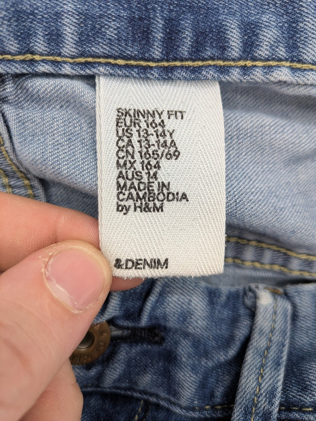 H&M blue skinny fit jeans with classic 5-pocket design and stretch cotton material.