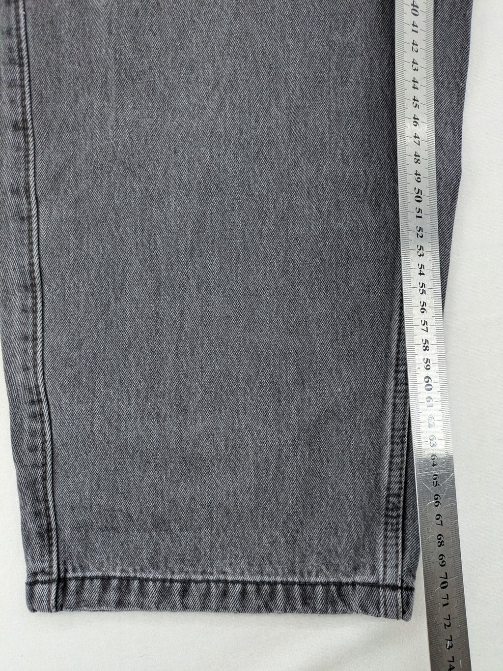 Hollister black tapered baggy jeans classic 5-pocket design with zipper and button closure.