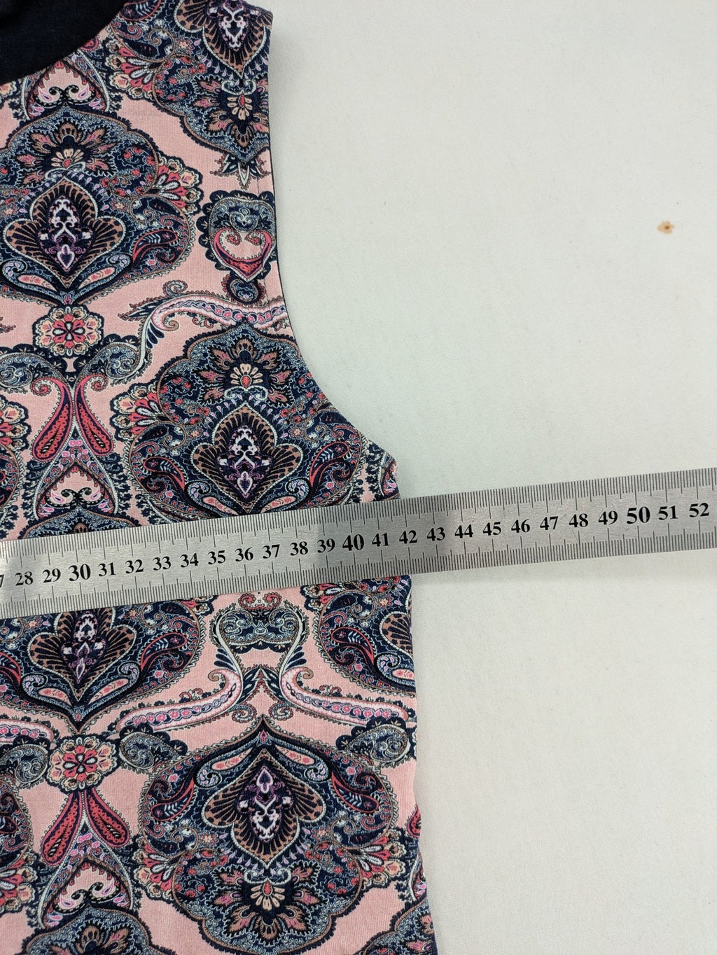 Montego pink sleeveless dress with paisley pattern and black hem, made of viscose.