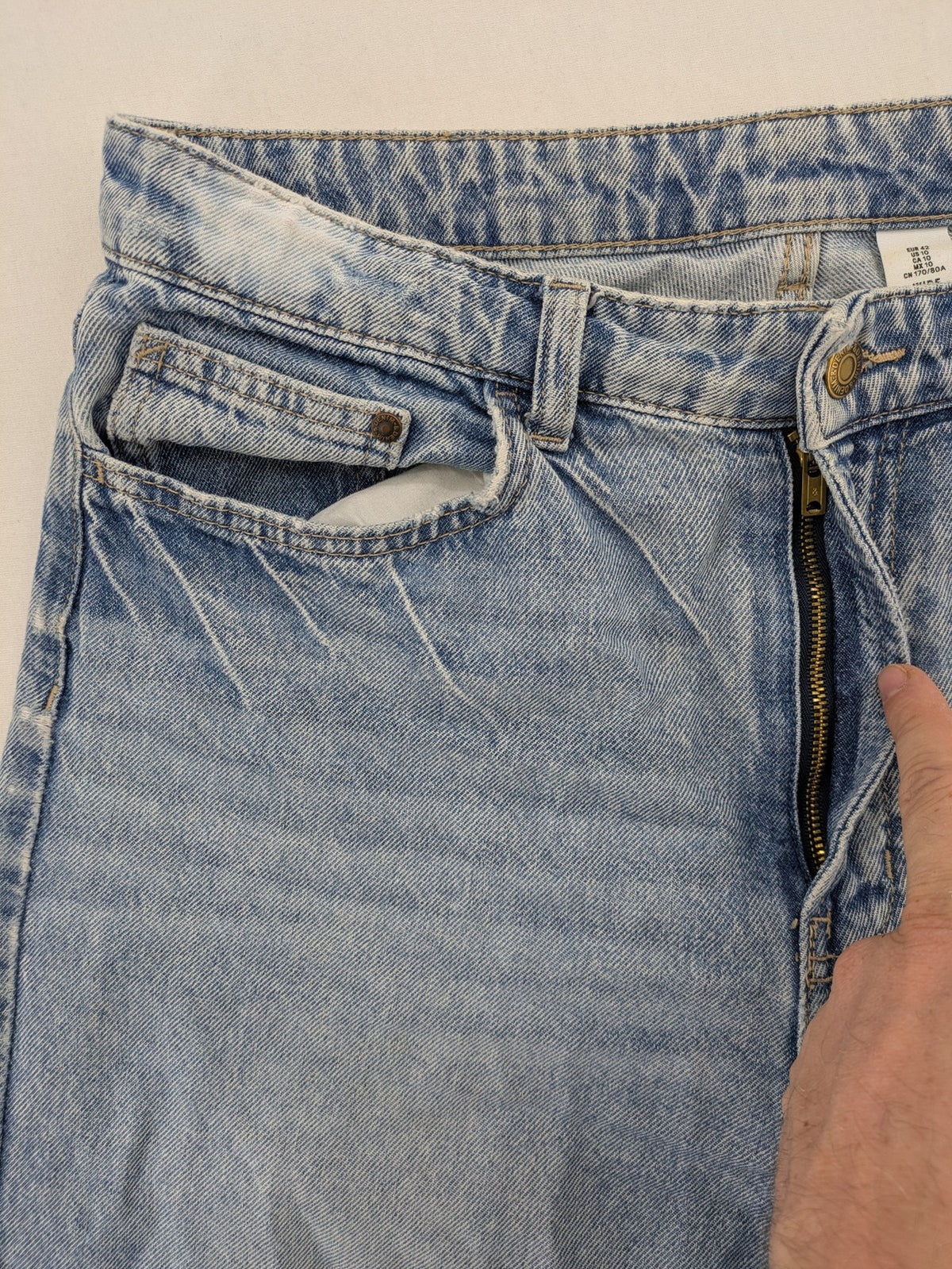 H&M blue wide leg jeans with distressed details and high waist, 100% cotton.