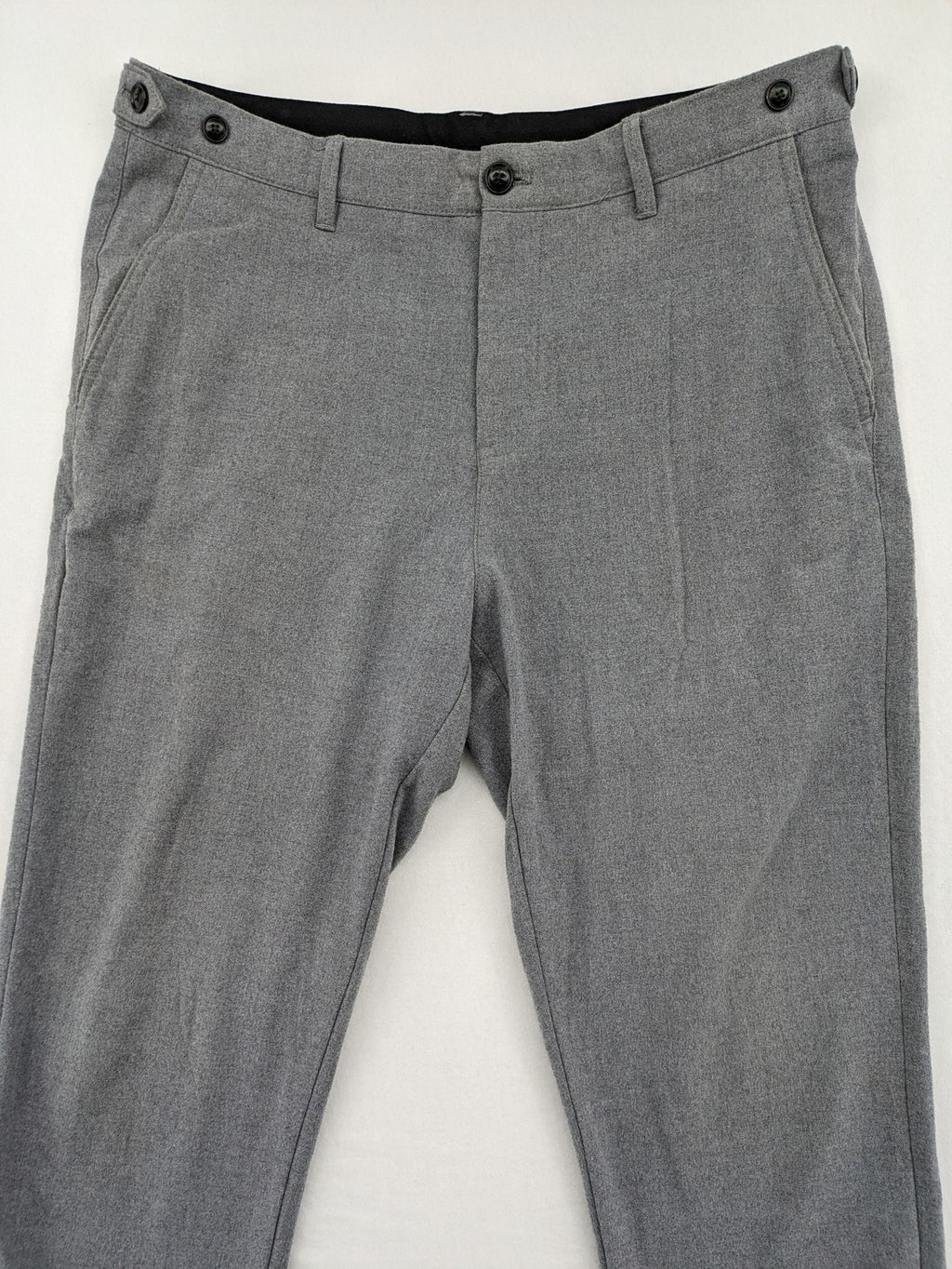 Zara pink pants with button and zipper closure, featuring side pockets and elegant design.