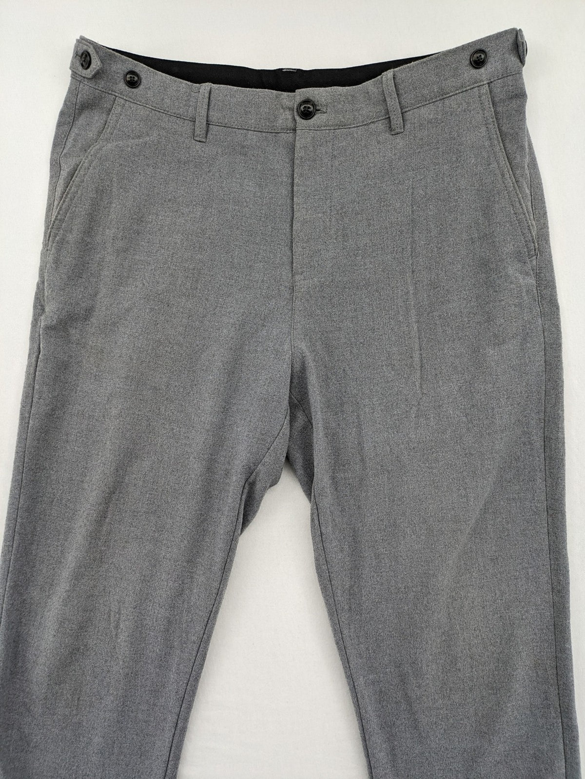 Zara pink pants with button and zipper closure, featuring side pockets and elegant design.