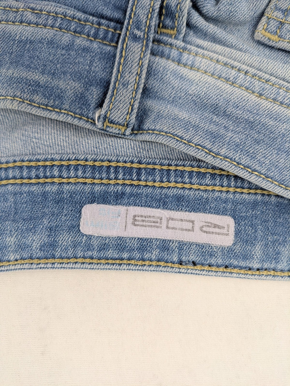 Manguun blue straight jeans with distressed wash and classic 5-pocket design.