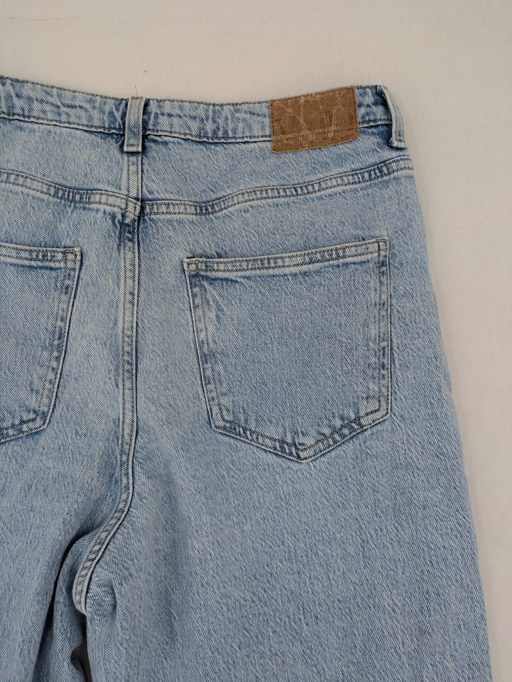 Vero Moda blue wide leg high waist jeans, classic 5-pocket design, washed denim.