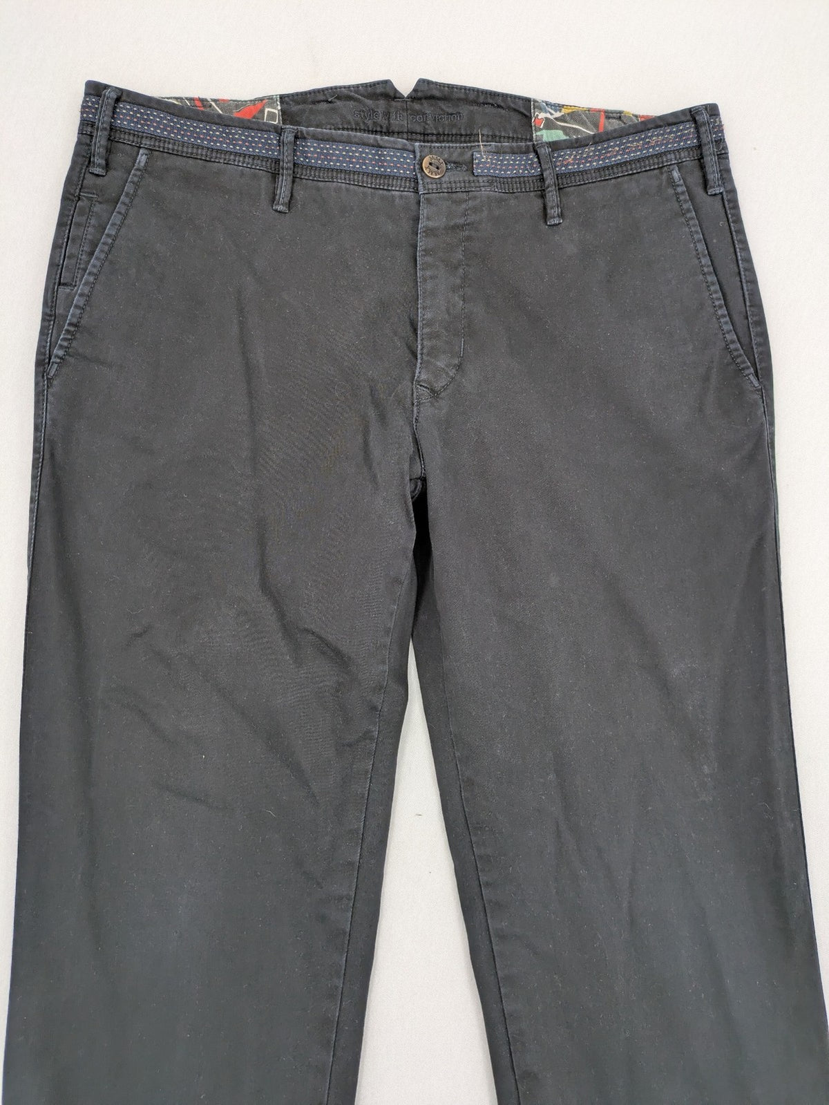 MMX grey chino pants with colorful inner waistband and premium bio-cotton blend.