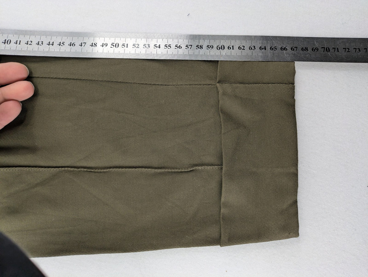 CLOSED khaki pants with vertical seam details and stretch waistband, made from cotton blend.
