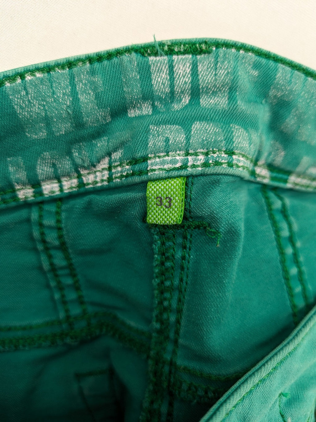 Cecil green straight jeans with classic 5-pocket design and distinctive stitching details.