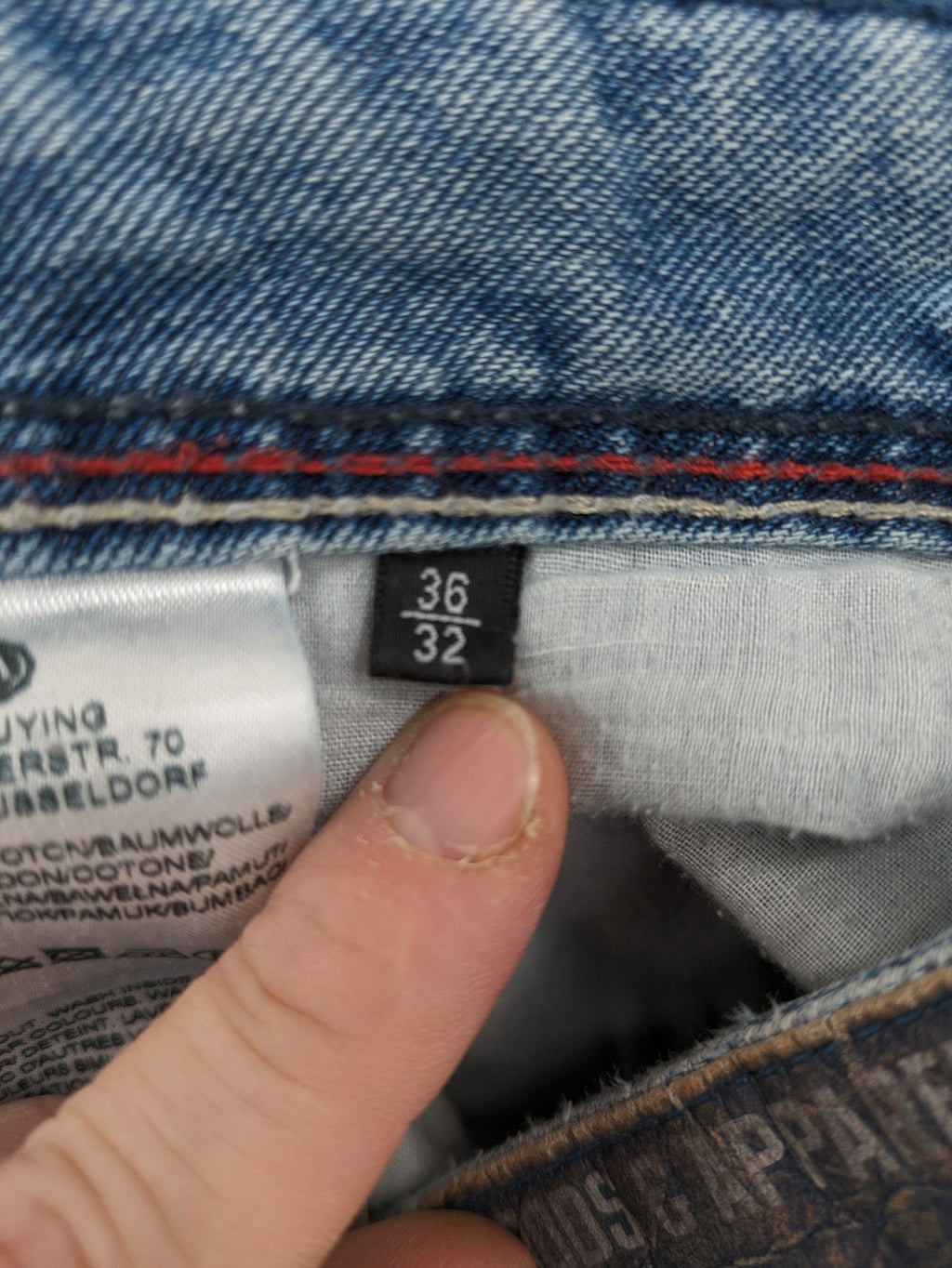 Angelo Litrico blue straight jeans with classic 5-pocket design and button closure.