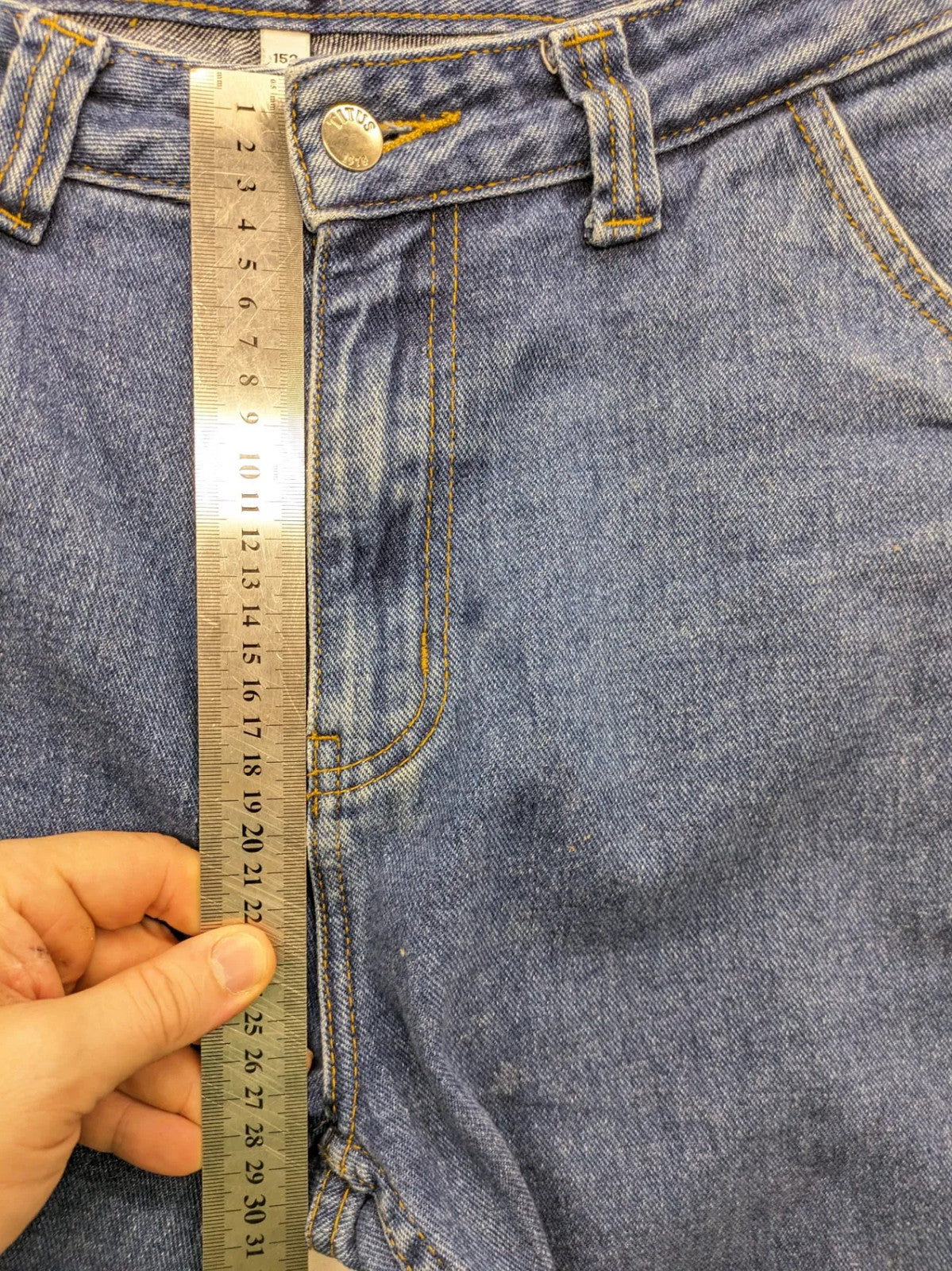 Ozzy blue straight jeans vintage 90s with pink logo patch and classic wash.