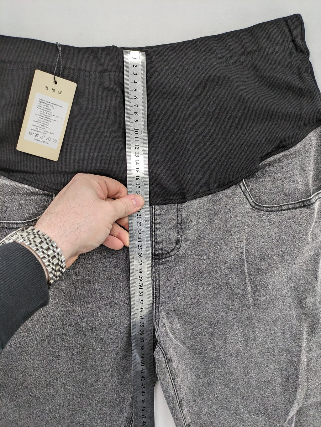 Damen grey maternity pants with black elastic belly band and stretch fabric.