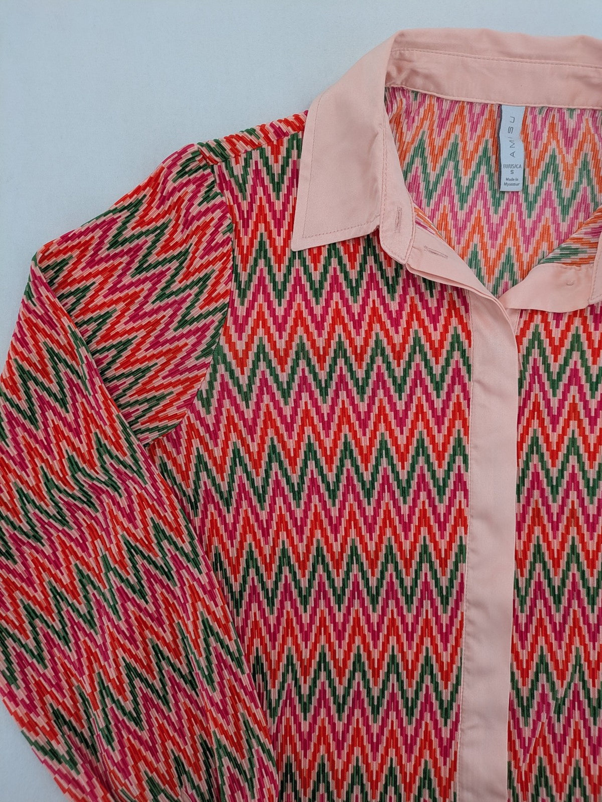 Amisu pink blouse with vibrant zigzag pattern and contrasting light pink collar and cuffs.