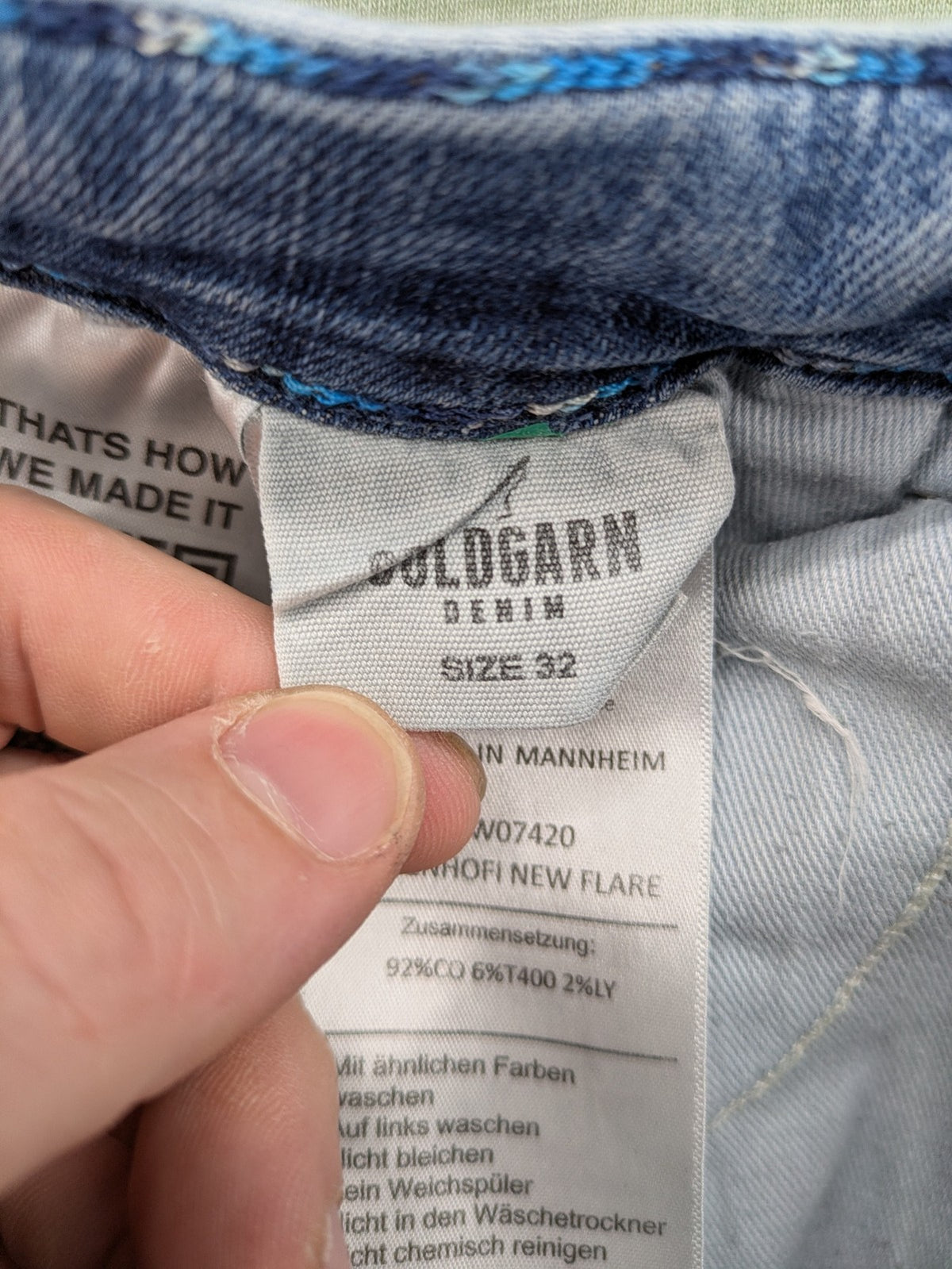 Goldgarn blue flare jeans with classic 5-pocket design and stretch denim material.