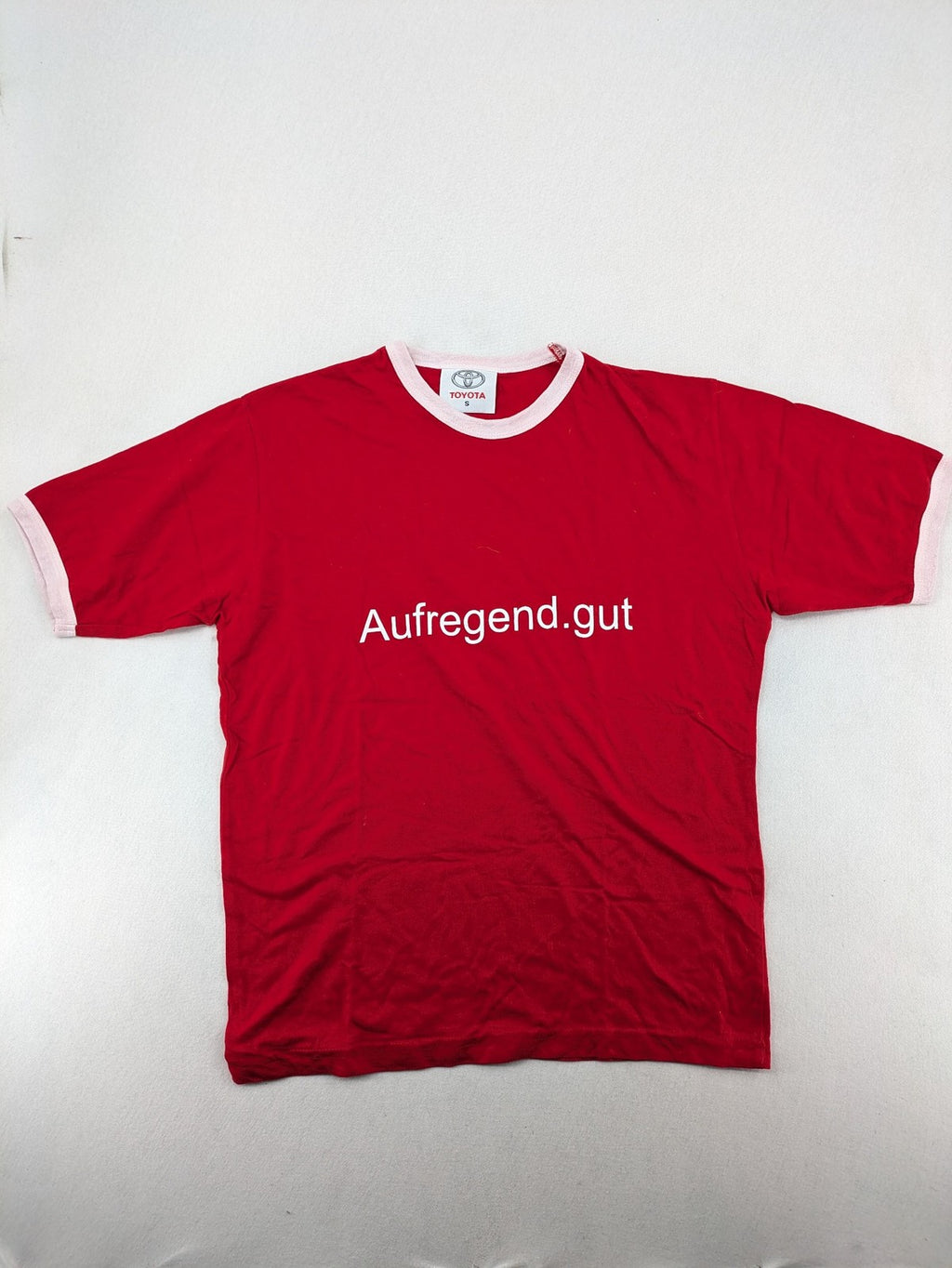 ck red t-shirt with white collar, "Aufregend.gut" print, classic ring style, cotton.