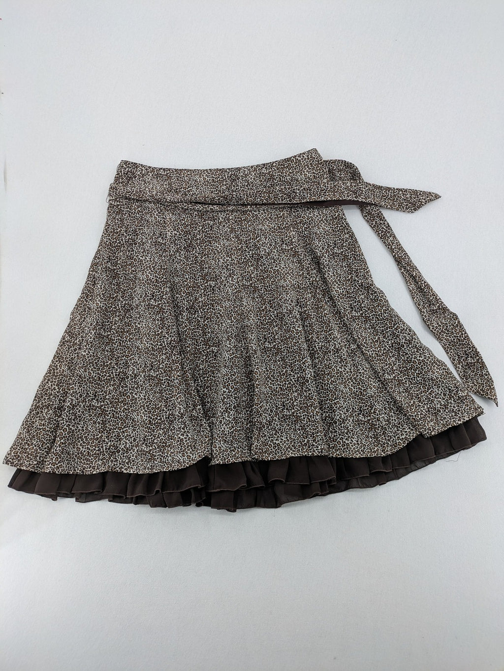 H&M women's A-line skirt beige brown leopard print ruffled hem and side tie detail.