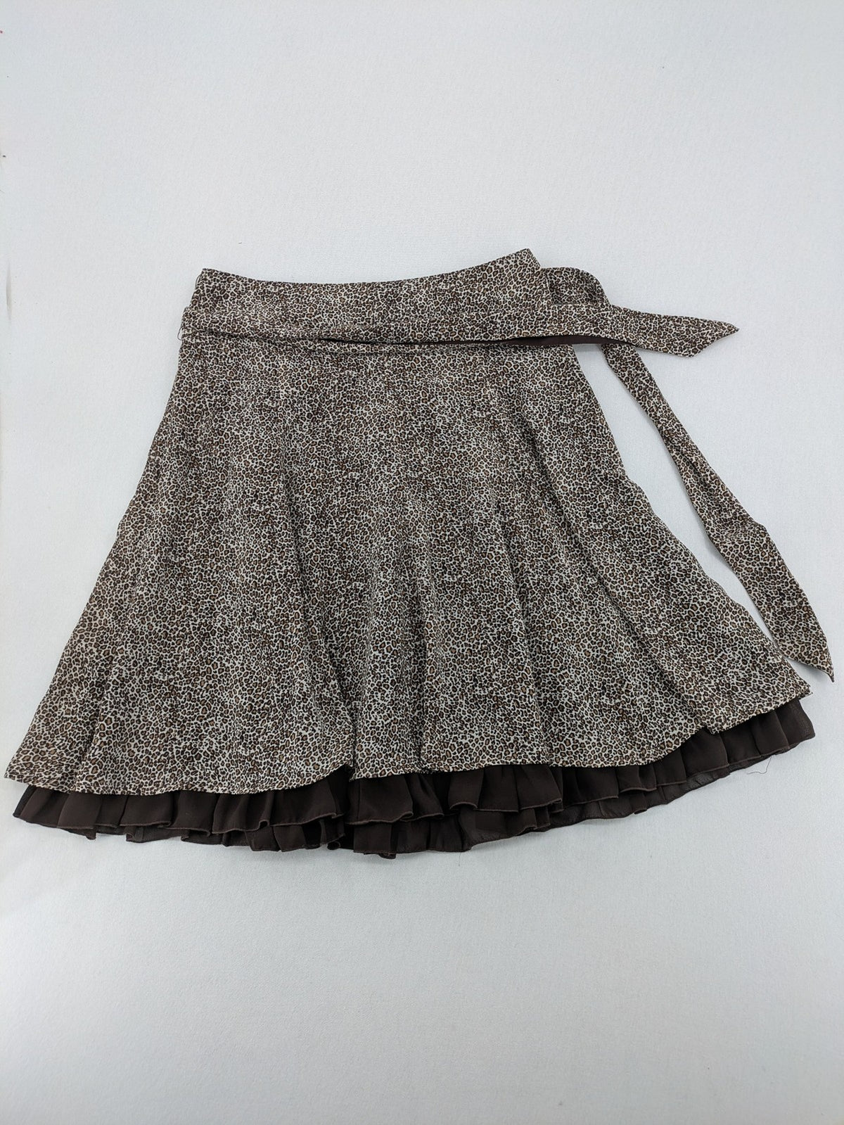 H&M women's A-line skirt beige brown leopard print ruffled hem and side tie detail.