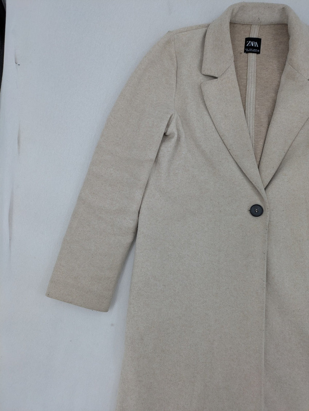 Zara beige coat single-breasted notch lapel classic design with two side pockets.