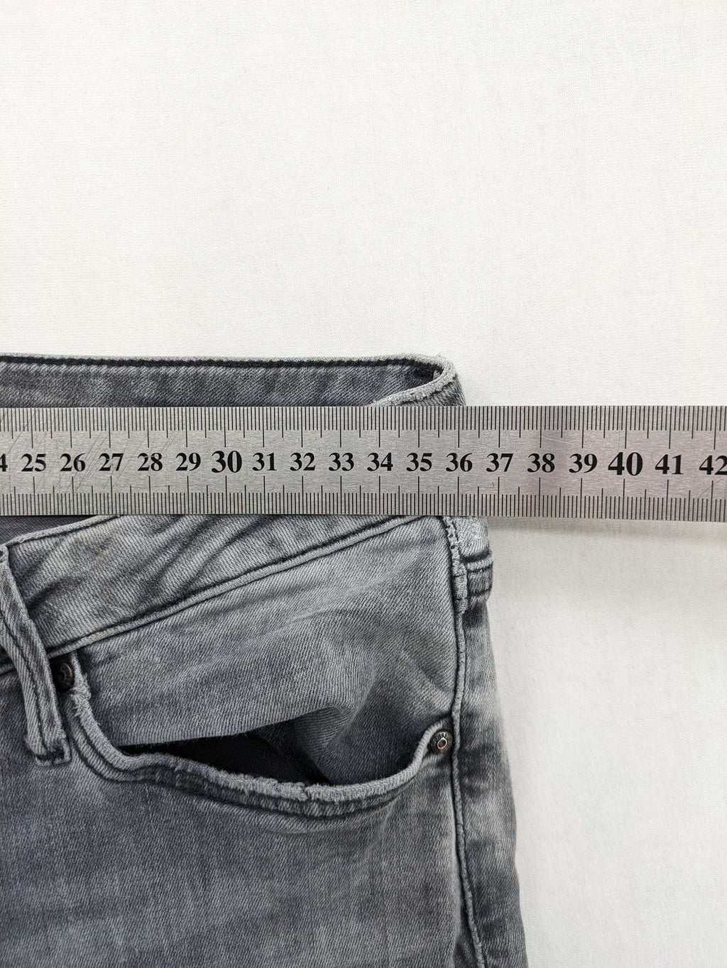 Cross Jeans grey straight jeans slim fit with classic 5-pocket design and used look.