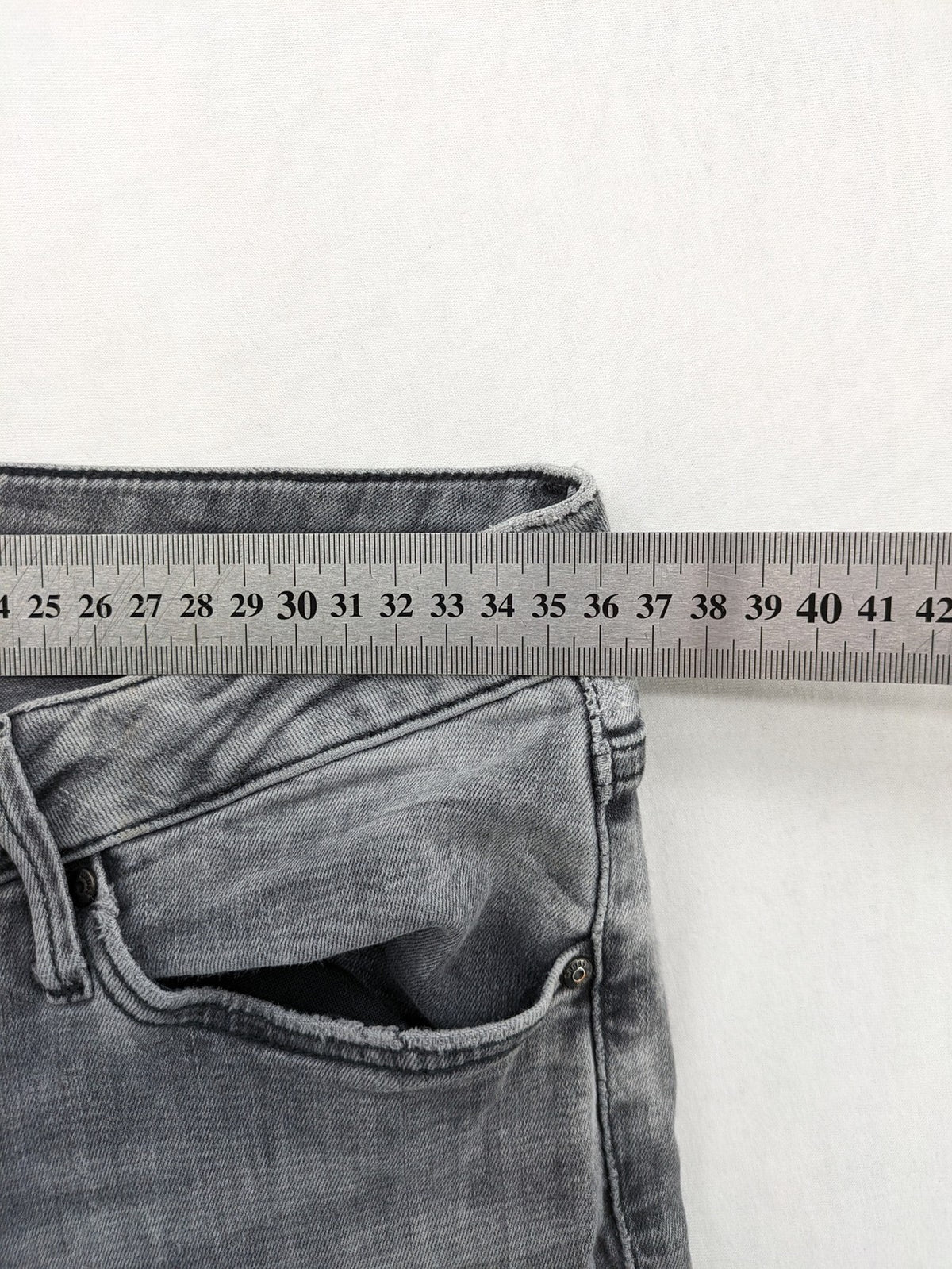 Cross Jeans grey straight jeans slim fit with classic 5-pocket design and used look.