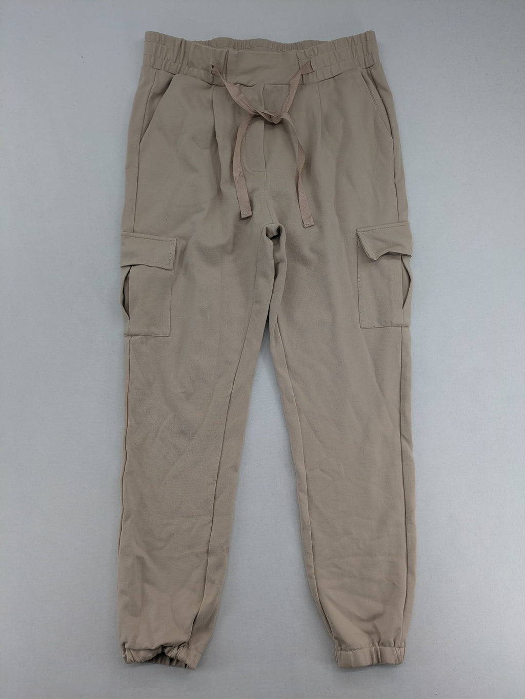 Señoritas Icon Deluxe beige jogger pants with elastic waistband and cargo pockets.